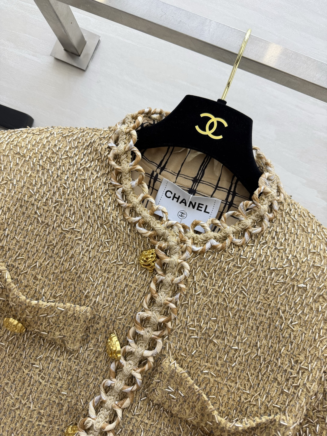 CC♡²⁶鎏金香香外套 是精致代名词 细密编织肌理 蝴蝶结细节戳中审美 低调的金色 不张扬却足够亮眼 轻松拿捏优雅千金感