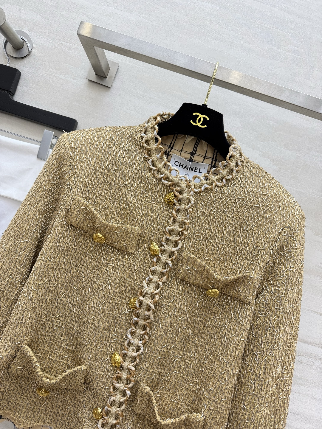 CC♡²⁶鎏金香香外套 是精致代名词 细密编织肌理 蝴蝶结细节戳中审美 低调的金色 不张扬却足够亮眼 轻松拿捏优雅千金感