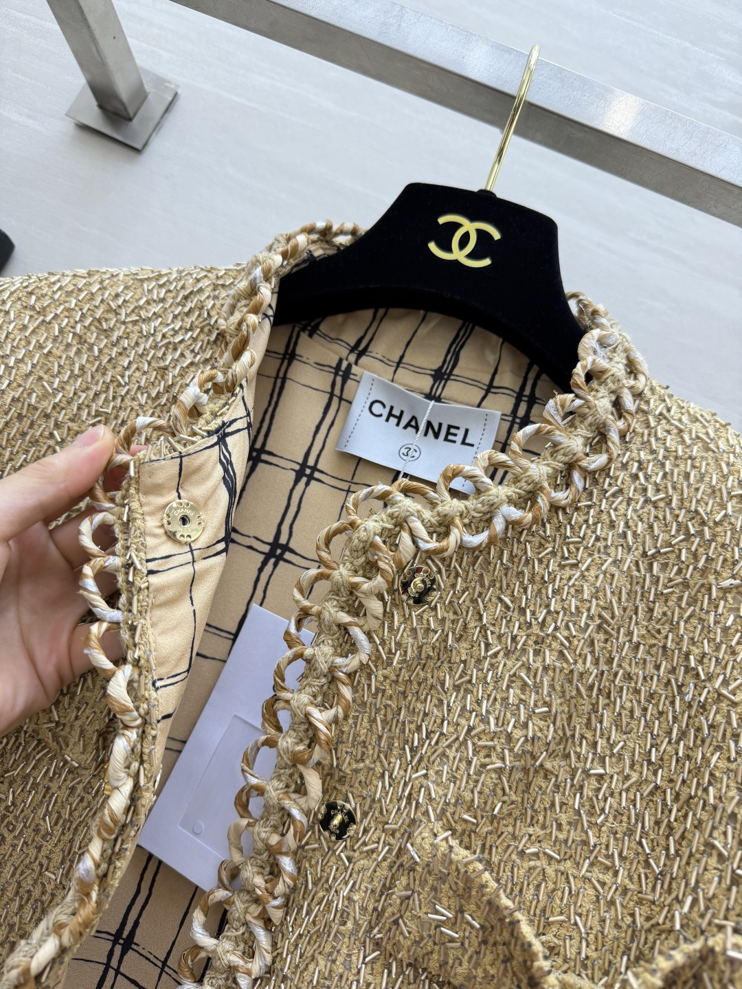 CC♡²⁶鎏金香香外套 是精致代名词 细密编织肌理 蝴蝶结细节戳中审美 低调的金色 不张扬却足够亮眼 轻松拿捏优雅千金感
