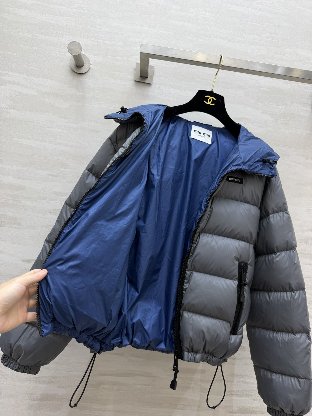 Miu♡²⁶羽绒服 外层哑光钢灰色防撕裂面料 横向分格充绒 左胸缝制黑色织唛小logo 内层 宝蓝色里料 短款落肩版型 
