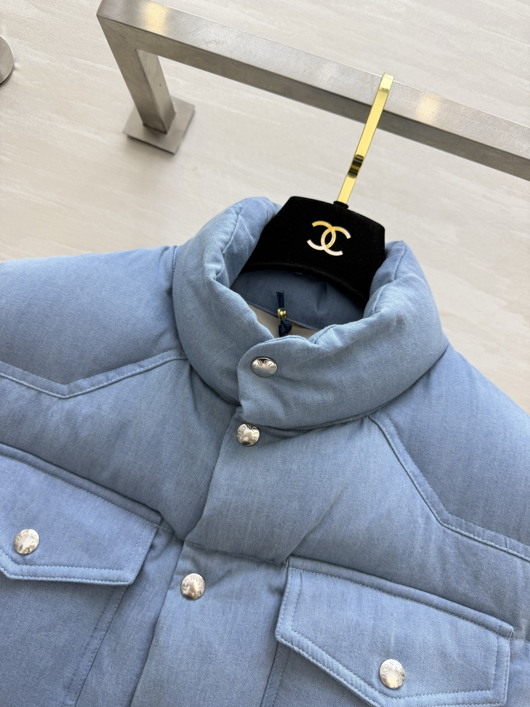 Monc♡²⁶雾霾蓝羽绒马甲｜秋冬叠穿神器 柔和干净的雾霾蓝 自带清冷温柔滤镜 立领设计 护住颈部防风 银扣排扣开合 搭