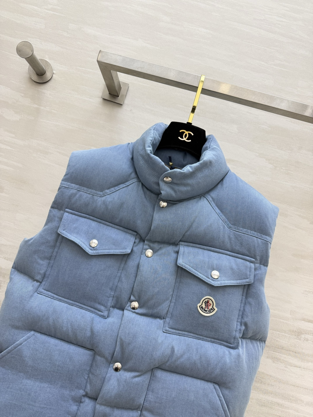 Monc♡²⁶雾霾蓝羽绒马甲｜秋冬叠穿神器 柔和干净的雾霾蓝 自带清冷温柔滤镜 立领设计 护住颈部防风 银扣排扣开合 搭