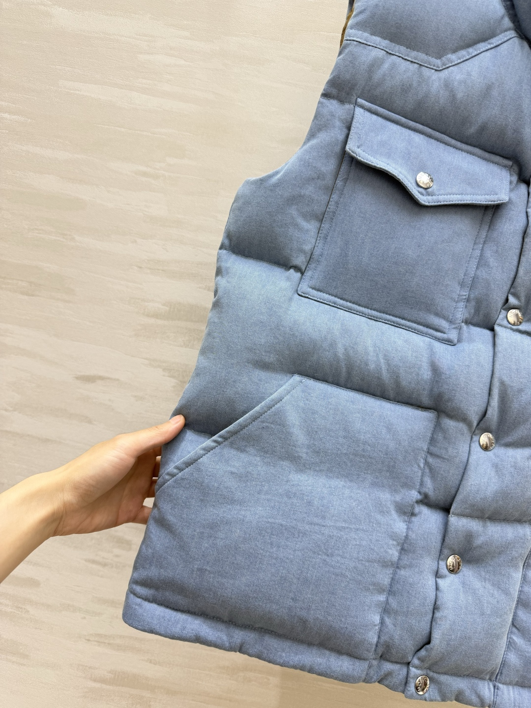 Monc♡²⁶雾霾蓝羽绒马甲｜秋冬叠穿神器 柔和干净的雾霾蓝 自带清冷温柔滤镜 立领设计 护住颈部防风 银扣排扣开合 搭