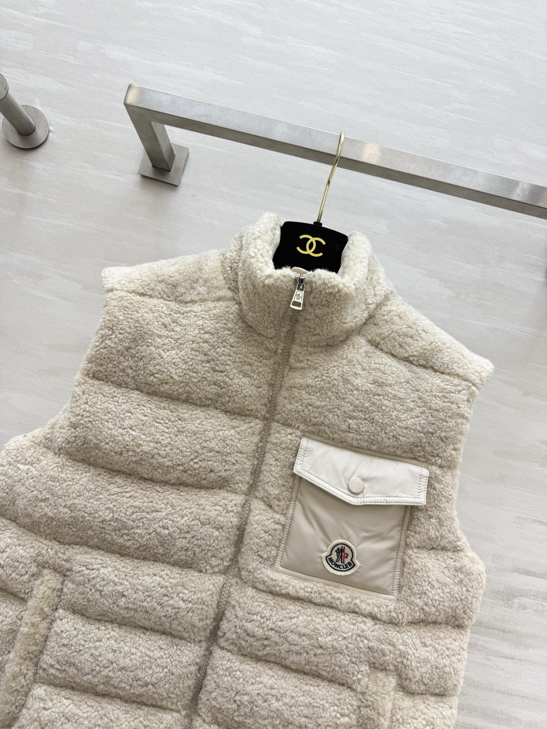 Moncle♡²⁶拼接羽绒马甲｜温柔氛围感叠穿王 软糯泰迪毛绒面料 摸上去暖乎乎的 内里填充羽绒 兼顾颜值与保暖 撞色贴