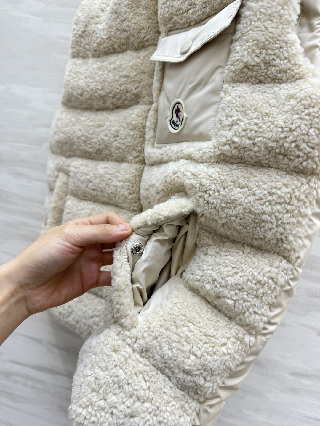 Moncle♡²⁶拼接羽绒马甲｜温柔氛围感叠穿王 软糯泰迪毛绒面料 摸上去暖乎乎的 内里填充羽绒 兼顾颜值与保暖 撞色贴