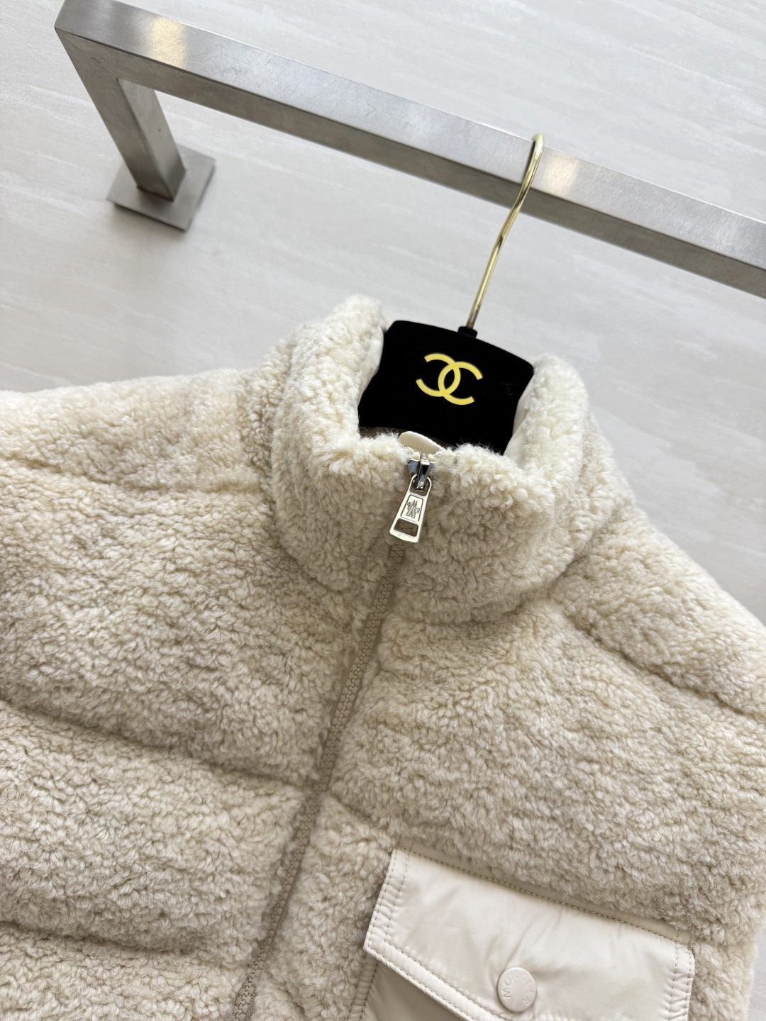 Moncle♡²⁶拼接羽绒马甲｜温柔氛围感叠穿王 软糯泰迪毛绒面料 摸上去暖乎乎的 内里填充羽绒 兼顾颜值与保暖 撞色贴