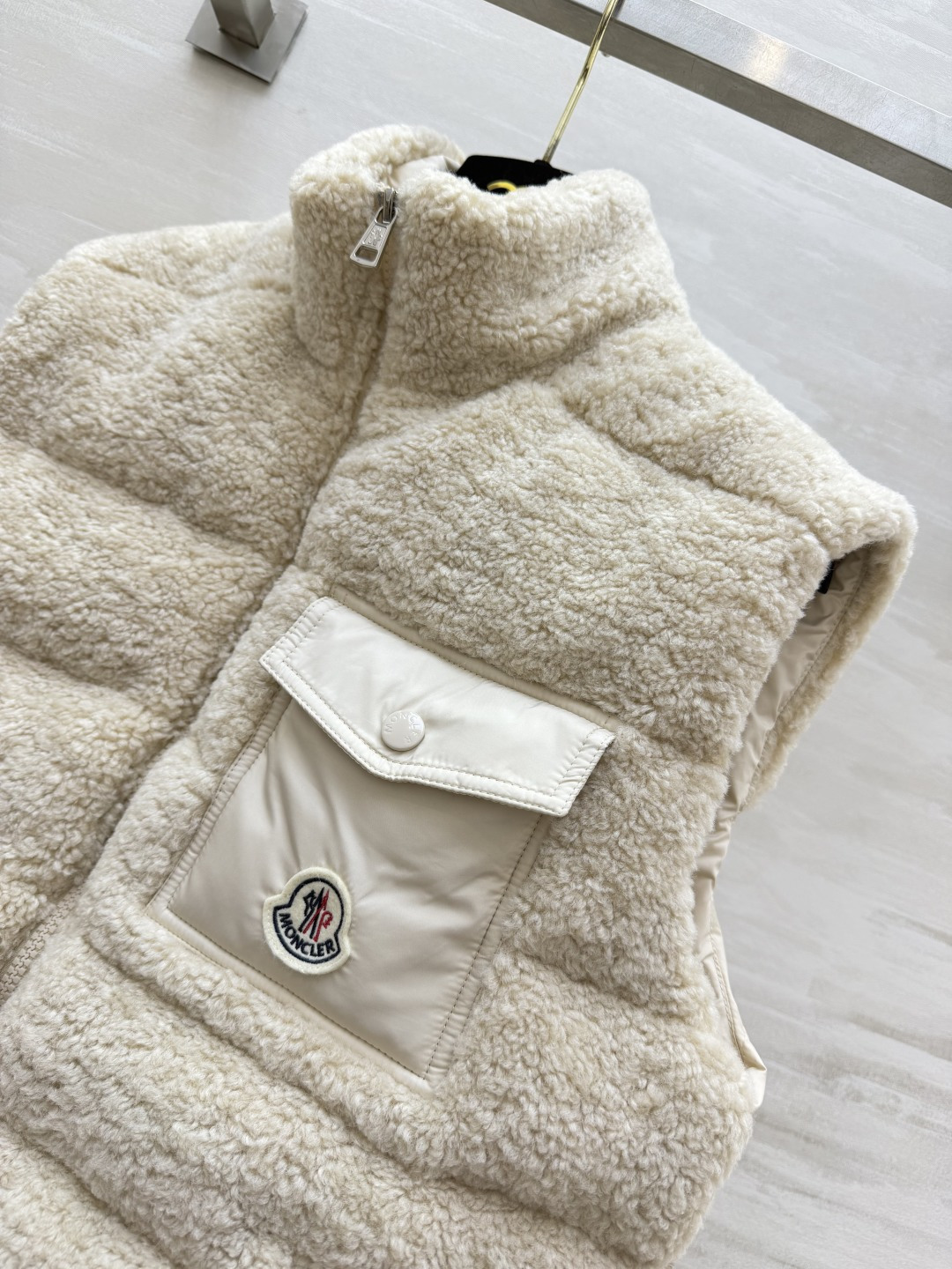 Moncle♡²⁶拼接羽绒马甲｜温柔氛围感叠穿王 软糯泰迪毛绒面料 摸上去暖乎乎的 内里填充羽绒 兼顾颜值与保暖 撞色贴
