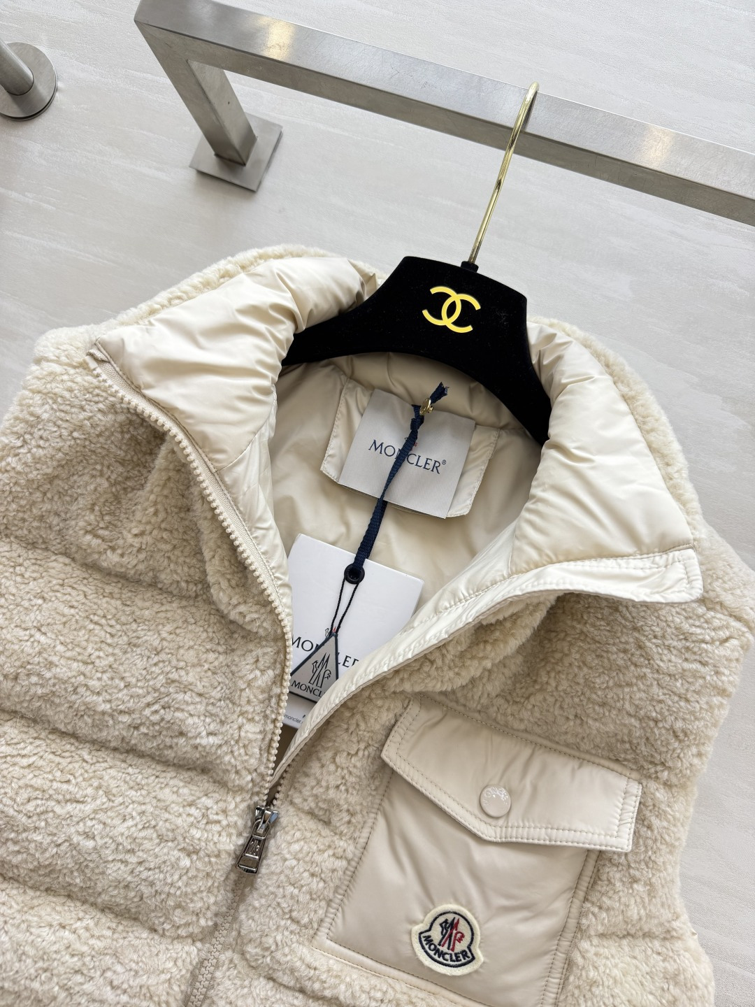 Moncle♡²⁶拼接羽绒马甲｜温柔氛围感叠穿王 软糯泰迪毛绒面料 摸上去暖乎乎的 内里填充羽绒 兼顾颜值与保暖 撞色贴