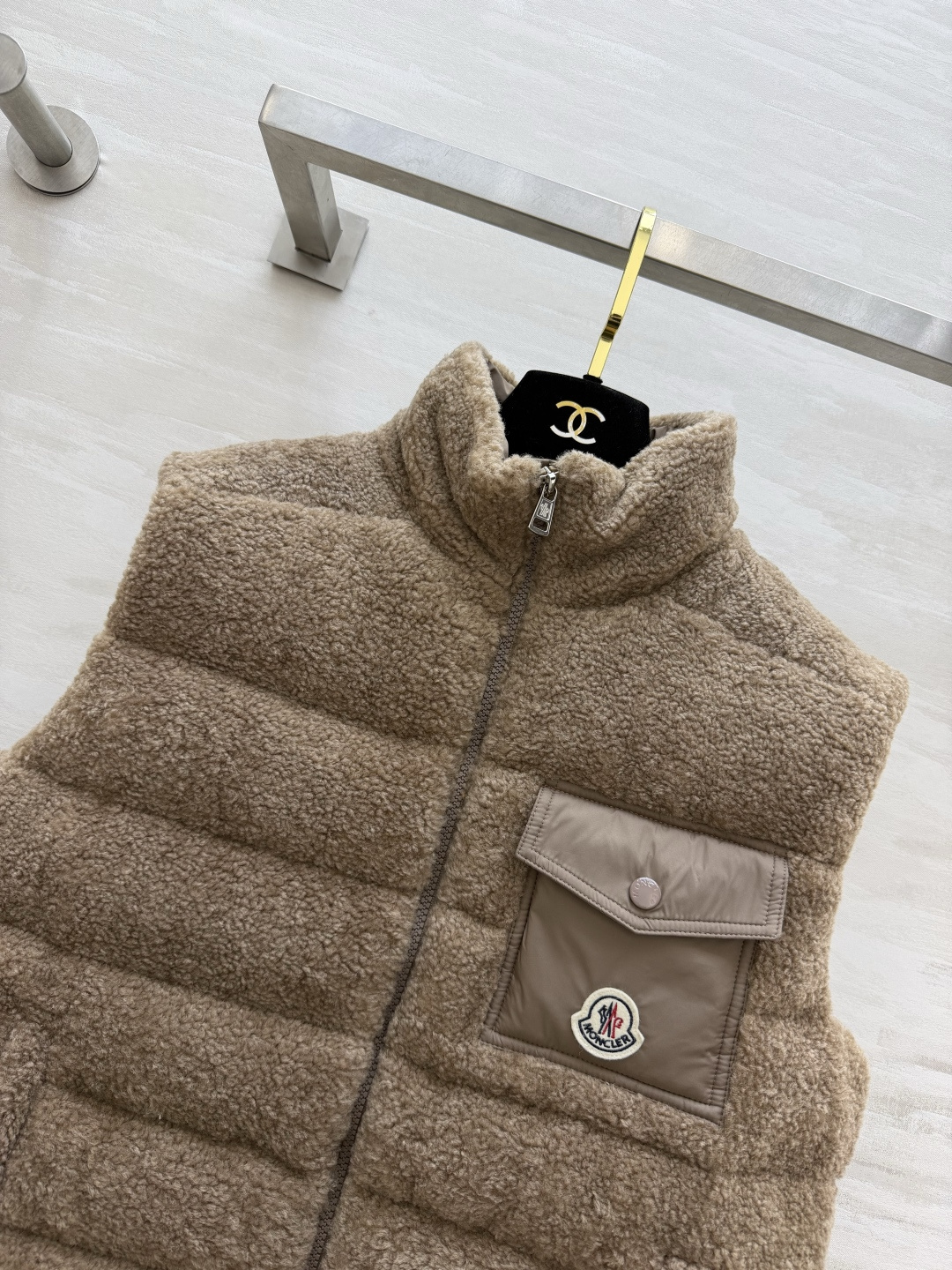 Moncle♡²⁶拼接羽绒马甲｜温柔氛围感叠穿王 软糯泰迪毛绒面料 摸上去暖乎乎的 内里填充羽绒 兼顾颜值与保暖 撞色贴