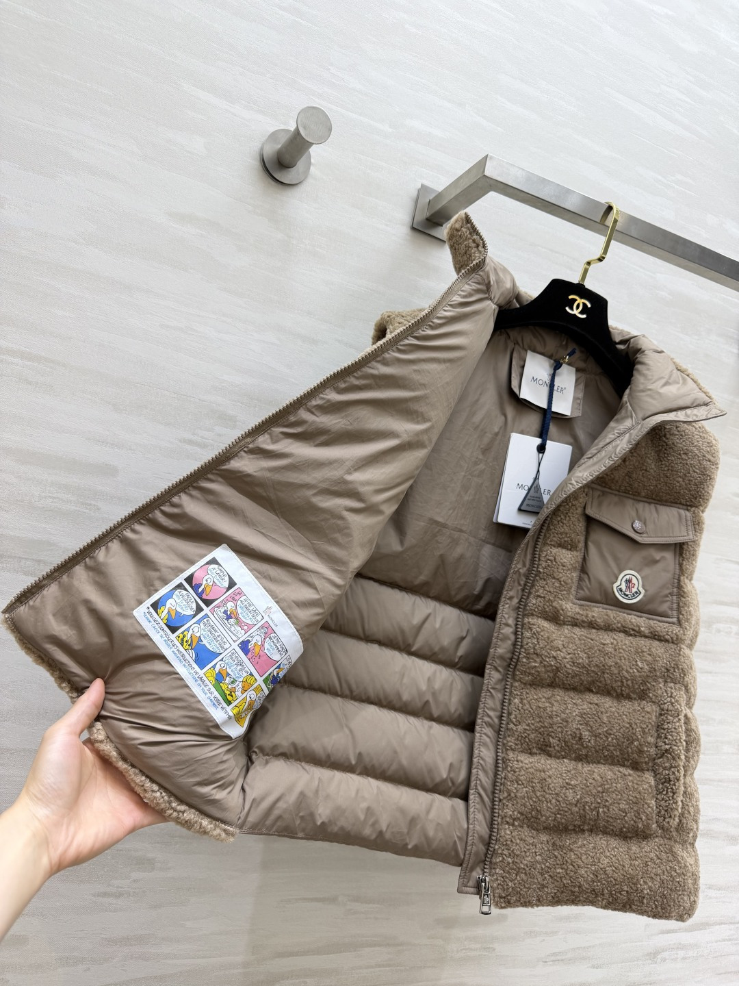 Moncle♡²⁶拼接羽绒马甲｜温柔氛围感叠穿王 软糯泰迪毛绒面料 摸上去暖乎乎的 内里填充羽绒 兼顾颜值与保暖 撞色贴