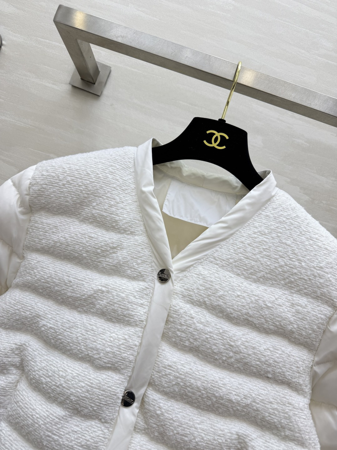 HERN♡²⁶拼接羽绒外套｜温柔精致款 粗花呢肌理拼接羽绒面料 把雅致和羽绒服的暖意融合在一起 简约V领设计 利落不挑脖