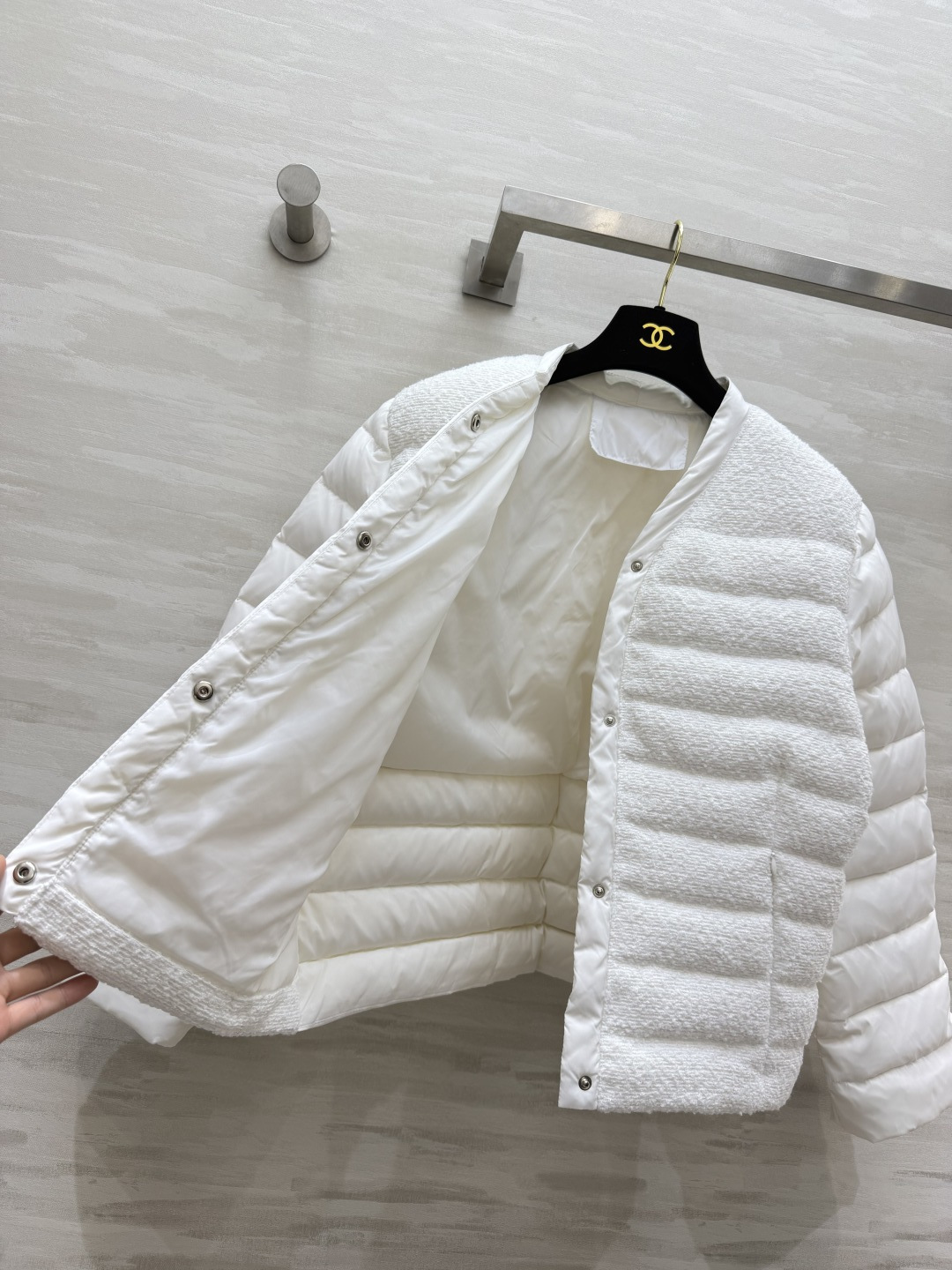 HERN♡²⁶拼接羽绒外套｜温柔精致款 粗花呢肌理拼接羽绒面料 把雅致和羽绒服的暖意融合在一起 简约V领设计 利落不挑脖