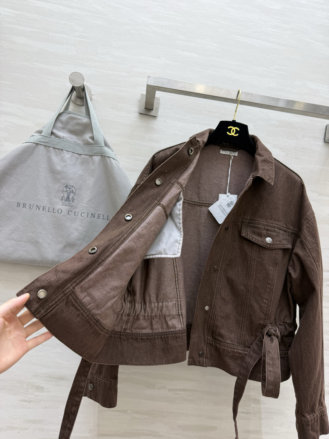 BC♡²⁶复古棕抽绳牛仔外套上新 做旧棕牛仔面料 复古独特 翻领胸前双口袋 经典工装感 腰部抽绳 随心收腰显比例 落肩宽