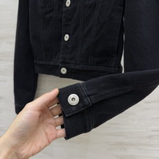 Bv♡²⁶黑牛仔拼接编织领夹克|低调高级款 经典黑牛仔面料 水洗质感沉稳利落 自带挺括筋骨感 亮点在于手工编织皮质领 打 Bv♡²⁶黑牛仔拼接编织领夹克|低调高级款 经典黑牛仔面料 水洗质感沉稳利落 自带挺括筋骨感 亮点在于手工编织皮质领 打