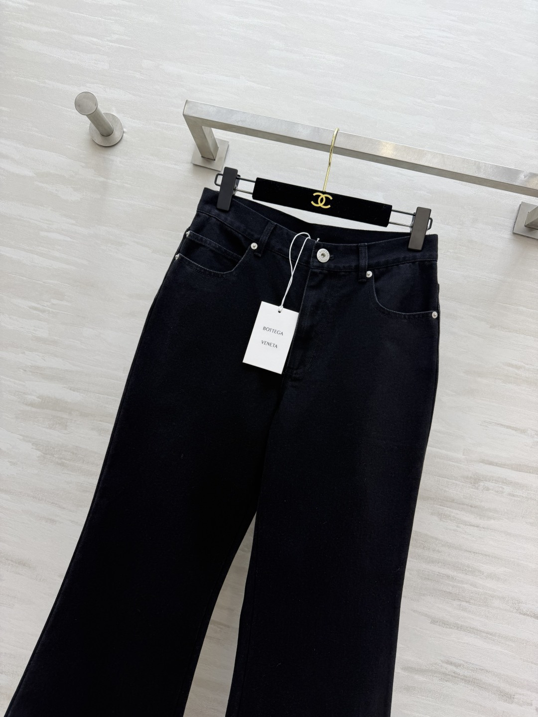 Bv♡²⁶黑色微喇牛仔裤｜修饰腿型神器 经典纯黑水洗牛仔 面料挺括有弹力 上身利落不紧绷 高腰版型 轻松拉高腰线 从大腿