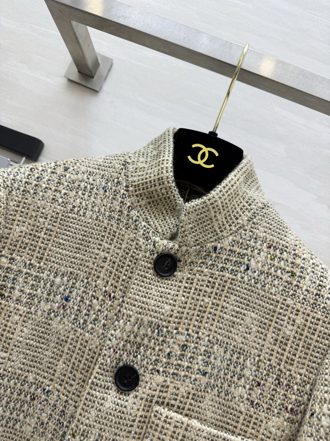LP♡²⁶彩点杂色立领花呢外套｜温柔又有层次 米调基底混着细碎彩点 方格编织肌理一眼显贵 面料扎实有筋骨 简约立领版型 