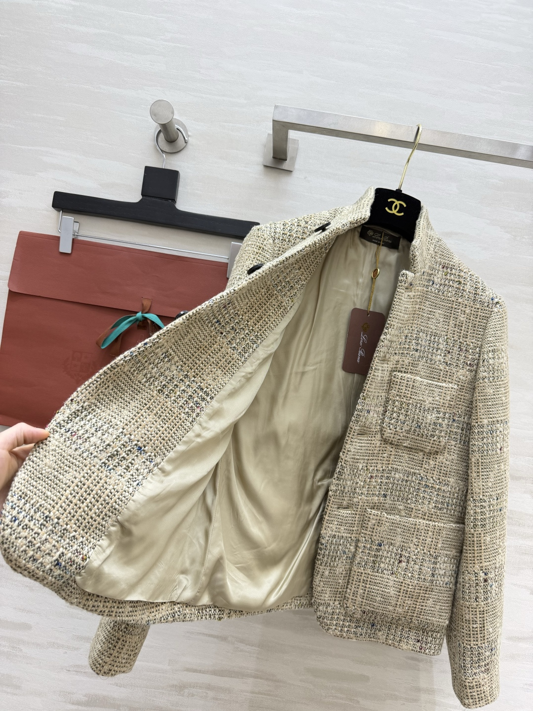 LP♡²⁶彩点杂色立领花呢外套｜温柔又有层次 米调基底混着细碎彩点 方格编织肌理一眼显贵 面料扎实有筋骨 简约立领版型 