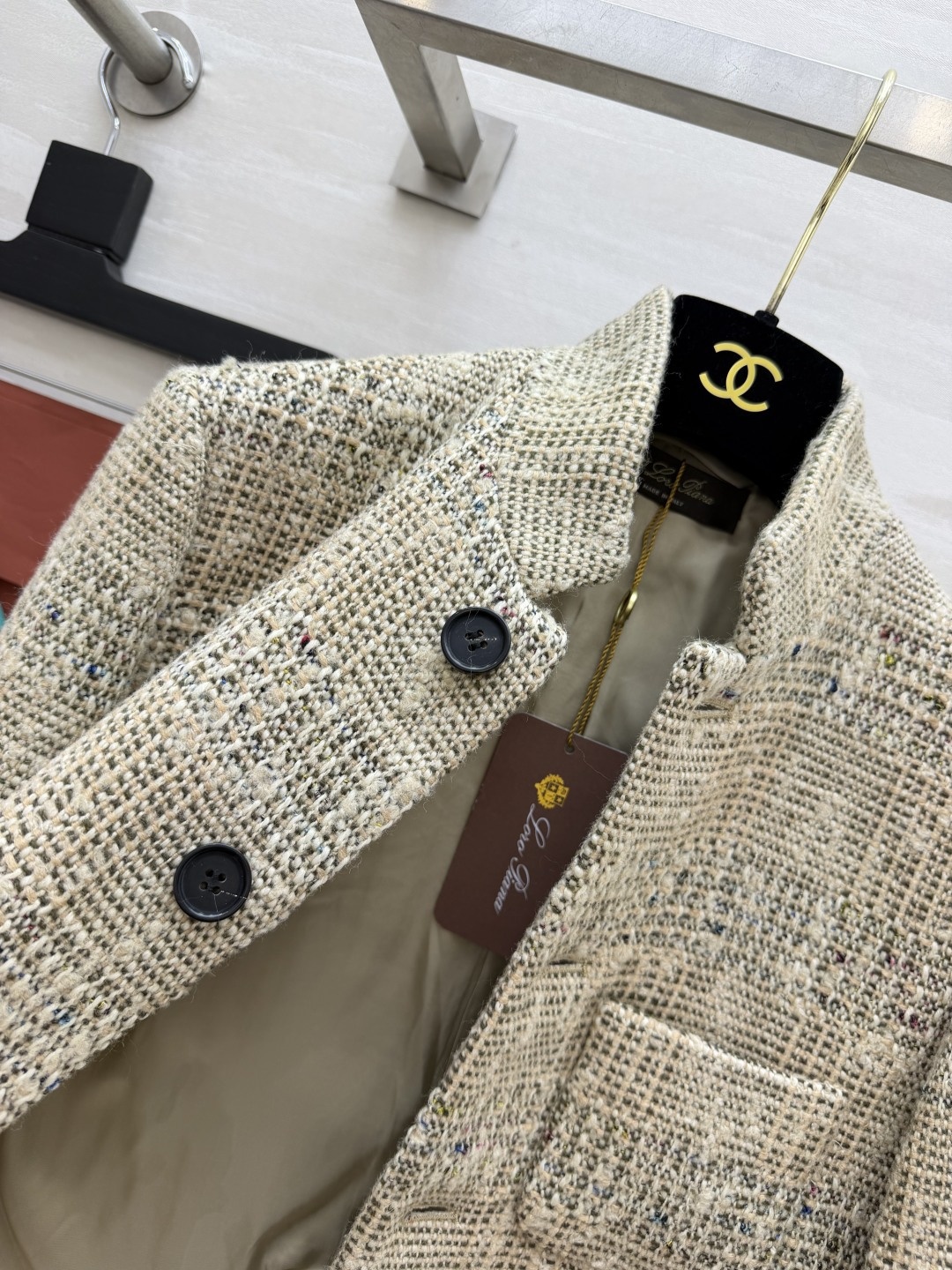 LP♡²⁶彩点杂色立领花呢外套｜温柔又有层次 米调基底混着细碎彩点 方格编织肌理一眼显贵 面料扎实有筋骨 简约立领版型 
