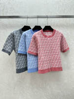 Nuevo modelo para principios de primavera, top de manga corta con cuello redondo y punto jacquard completo con doble F en color contrastante simple Color: rosa azul gris Talla: 36.38.40 1 Nuevo modelo para principios de primavera, top de manga corta con cuello redondo y punto jacquard completo con doble F en color contrastante simple Color: rosa azul gris Talla: 36.38.40