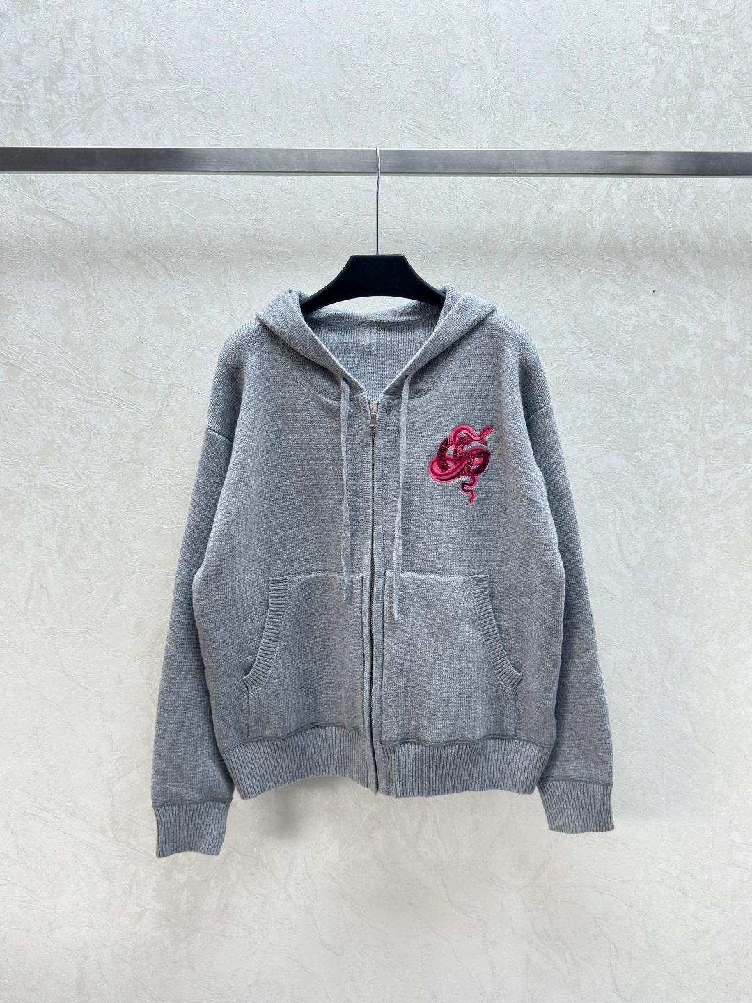 NO:307001,G Home Early Spring New Style Letter Logo Snake-shaped Pattern Hooded Knit Cardigan Color Gray Size 36.38.40, Gucci, Hats, Alexander Wang19860909G家  早春新款 字母logo蛇形图案连帽针织开衫 颜色灰色 尺码36.38.40,,gucci,hats,alexander wang,Women's clothing