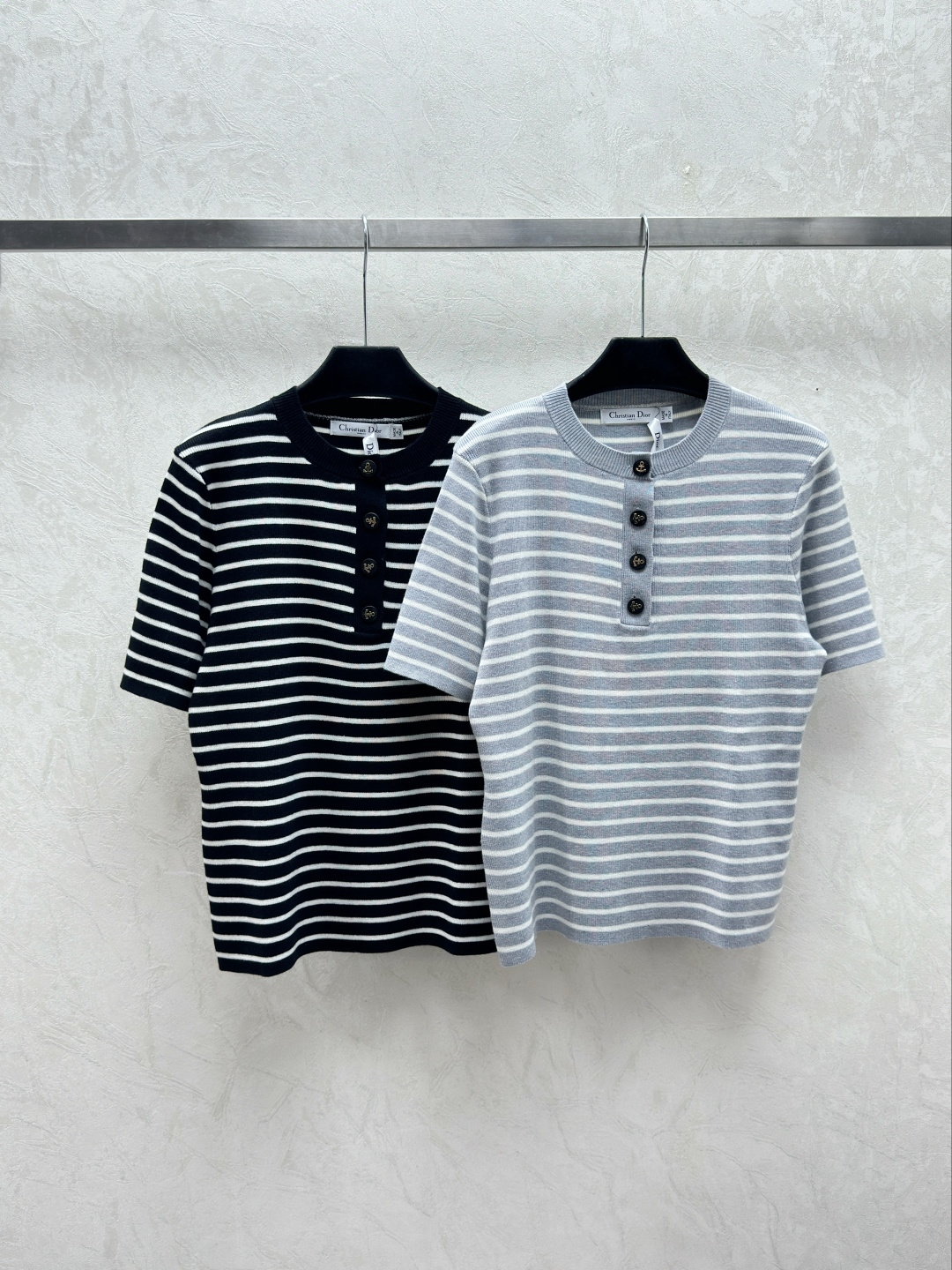 NO:306992,D Home Early Spring New Style Striped Button Letter Logo Knitted Short Sleeve Color Gray Black Size 36.38.40, Dior, T-shirt, alexander wang19860909D家 早春新款 条纹扣子字母Logo针织短袖 颜色灰色 黑色 尺码36.38.40,,dior,T-shirt,alexander wang,Women's clothing