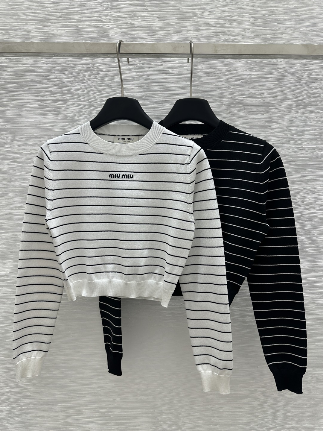 NO:307019,M Home Early Spring New Style Mid-color Letter Round Neck Knitted Long Sleeve Color White Black Size 36.38.40,,alexander wang19860909M家  早春新款 间色字母圆领针织长袖 颜色白色 黑色 尺码36.38.40,,alexander wang,Women's clothing