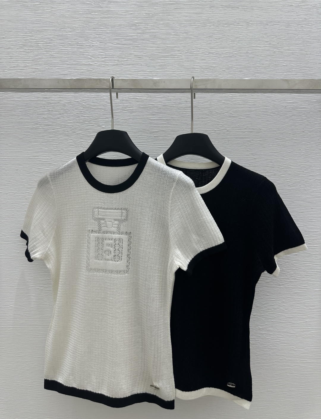 NO:307014,CH Home Early Spring New Style Hollow Color Block Round Neck Knitted Short Sleeve 1 Color White Black Size 36.38.40, T-shirt,alexander wang19860909CH家  早春新款 镂空拼色圆领针织短袖 1 颜色白色 黑色 尺码36.38.40,,T-shirt,alexander wang,Women's clothing