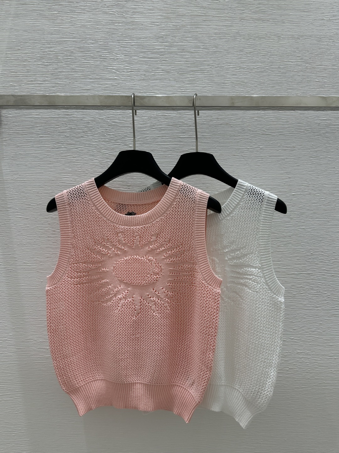 NO:307020,D Home Early Spring New Hollow Round Collar Knitted Vest Color Pink White Size 36.38.40, Dior, Alexander wang19860909D家  早春新款 镂空圆领针织背心 颜色粉色 白色 尺码36.38.40,,dior,alexander wang,Women's clothing