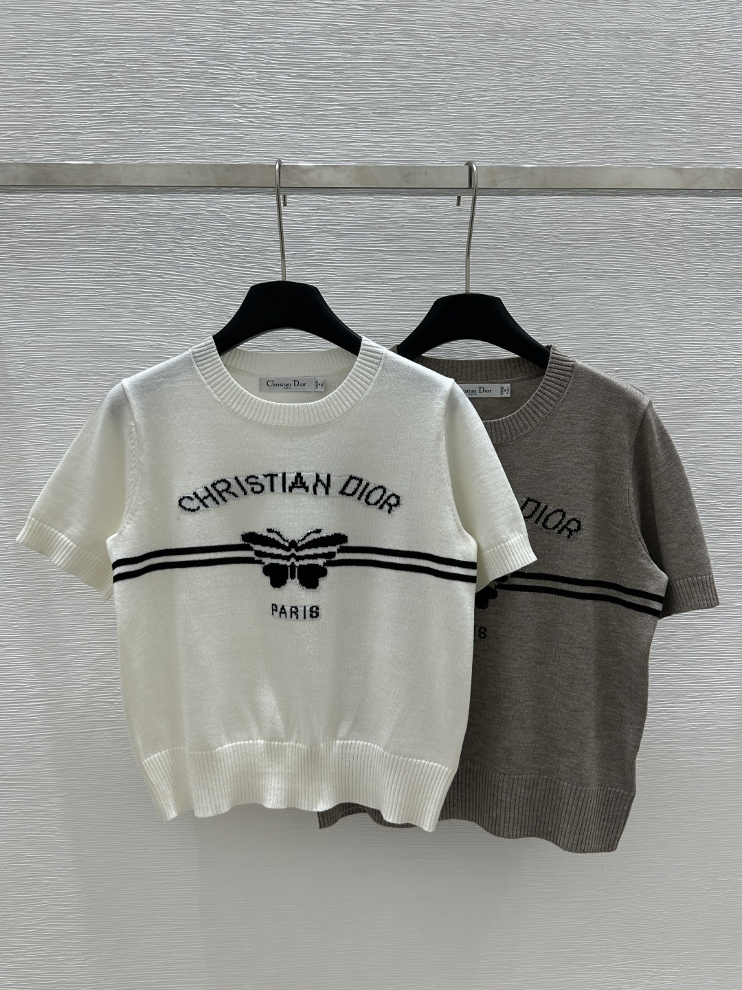 NO:307003,D Home Early Spring New Style Round Neck Butterfly Letter Knitted Short Sleeve Color White Oat Color Size 36.38.40, Dior, T-shirt, alexander wang19860909D家  早春新款 圆领蝴蝶字母针织短袖 颜色白色 燕麦色 尺码36.38.40,,dior,T-shirt,alexander wang,Women's clothing