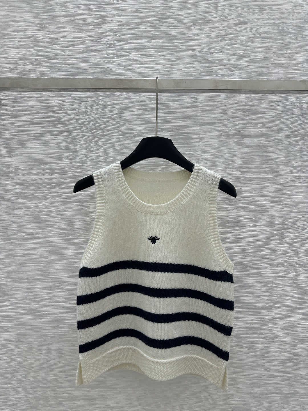 NO:310645,D Home Early Spring New Round Neck Sleeveless Striped Knitted Vest Color White Size 36.38.40, Dior, Alexander wang19860909D家  早春新款 圆领无袖条纹针织背心 颜色白色 尺码36.38.40,,dior,alexander wang,Women's clothing