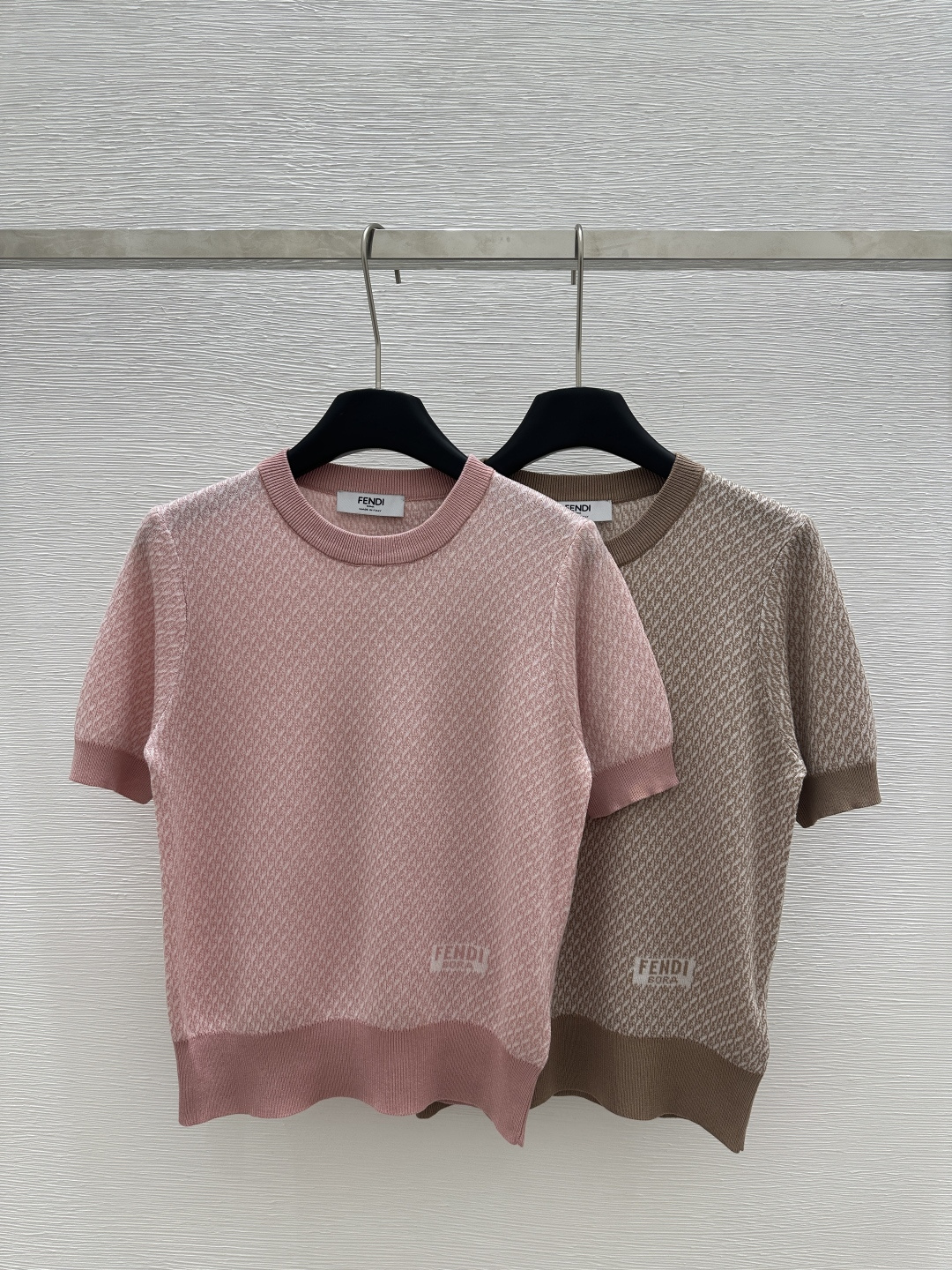 NO:310671,F Home Early Spring New Style Simple Round Neck Knitted Short Sleeve 1 Color Pink Khaki Size 36.38.40, Fendi, T-shirt, alexander wang19860909F家  早春新款 简约圆领针织短袖 1 颜色粉色 卡其色 尺码36.38.40,,fendi,T-shirt,alexander wang,Women's clothing