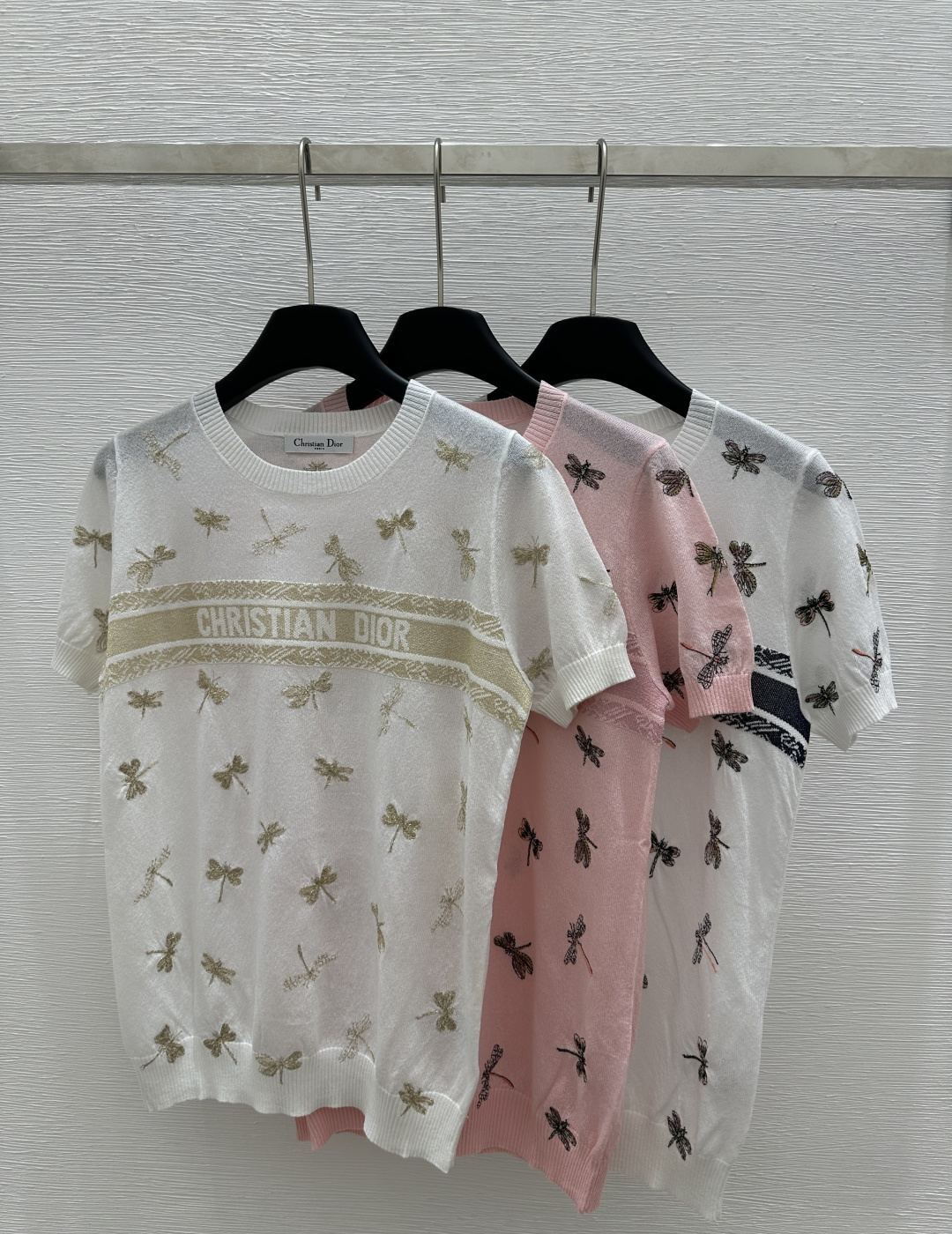 NO:310681,D Home Early Spring New Style Round Neck Dragonfly Alphabet Knitted Short Sleeve Color Gold Pink Royal Blue Size 36.38.40, Dior, T-shirt, alexander wang19860909D家  早春新款 圆领蜻蜓字母针织短袖 颜色金色 粉色 宝蓝色 尺码36.38.40,,dior,T-shirt,alexander wang,Women's clothing