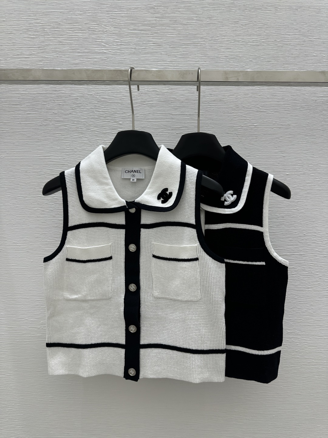 NO:310680,CH Home Early Spring New Lapel Button Contrast Color Double Pocket Knit Color White Black Size 36.38.40,,alexander wang19860909CH家  早春新款 翻领纽扣撞色双口袋针织 颜色白色 黑色 尺码36.38.40,,alexander wang,Women's clothing