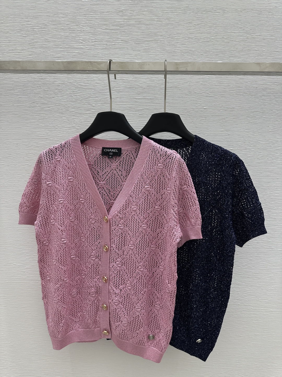 NO:310682,CH Home Early Spring New V-neck Cardigan Checkered Knitted Short Sleeve Color Pink Royal Blue Size 36.38.40, T-shirt,alexander wang19860909CH家  早春新款 V领开衫方格针织短袖 颜色粉色 宝蓝色 尺码36.38.40,,T-shirt,alexander wang,Women's clothing