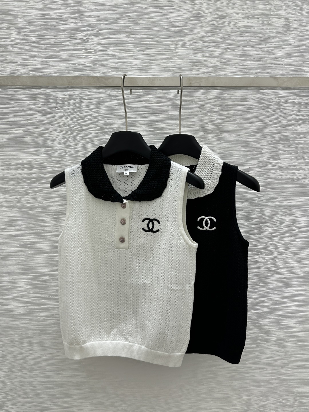 NO:312147,CH Home Early Spring New Style Color-blocked Lace Collar Knitted Vest Color White Black Size 36.,,alexander wang19860909CH家  早春新款 拼色花边领针织背心 颜色白色 黑色 尺码36.,,alexander wang,Women's clothing