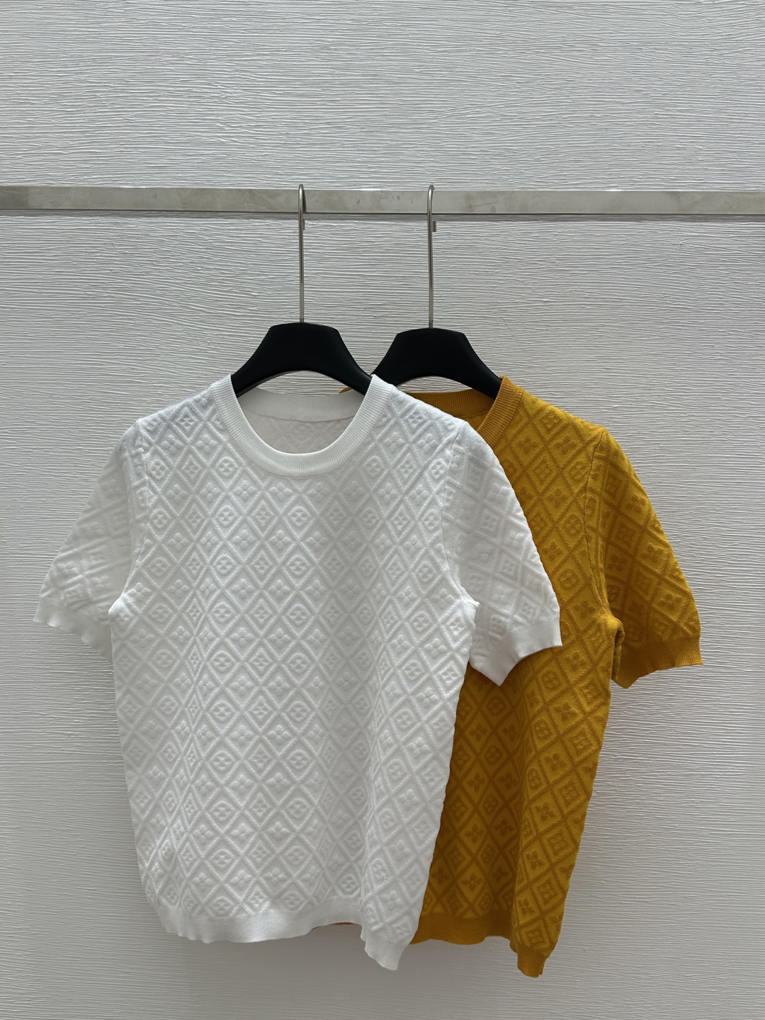 NO:322727,L Home Early Spring New Style Solid Color Round Neck Presbyterian Knitted Short Sleeve Color White Yellow Size 36.38.40, louis vuitton, T-shirt, alexander wang19860909L家  早春新款 纯色圆领老花针织短袖 颜色白色 黄色 尺码36.38.40,,louis vuitton,T-shirt,alexander wang,Women's clothing