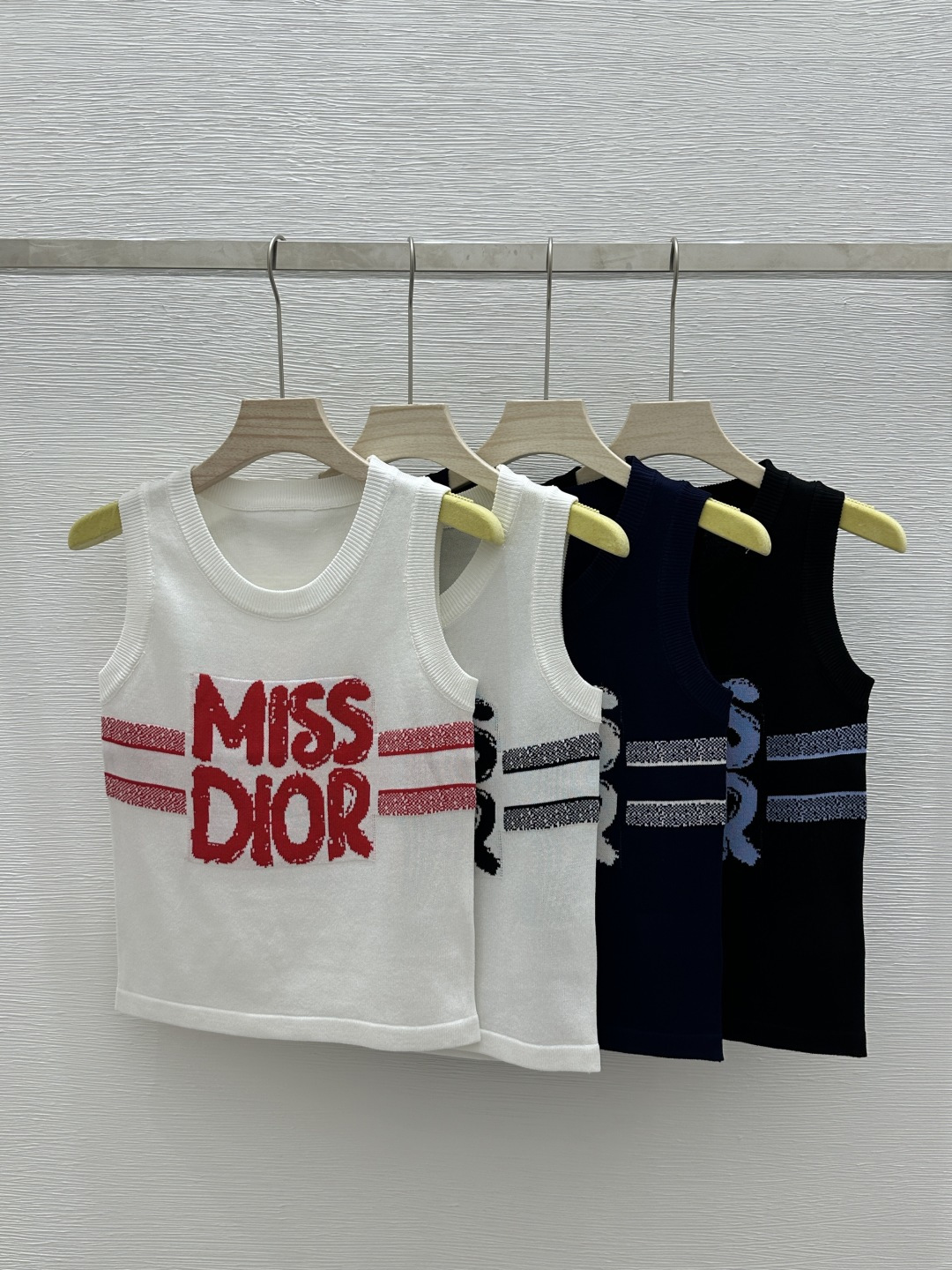NO:322755,D Home Early Spring New Round Neck Contrast Letter Knitted Vest Color Red Black White Blue Size 36.38.40, Dior, Alexander wang19860909D家  早春新款 圆领撞色字母针织背心 颜色红色 黑色 白色 蓝色 尺码36.38.40,,dior,alexander wang,Women's clothing
