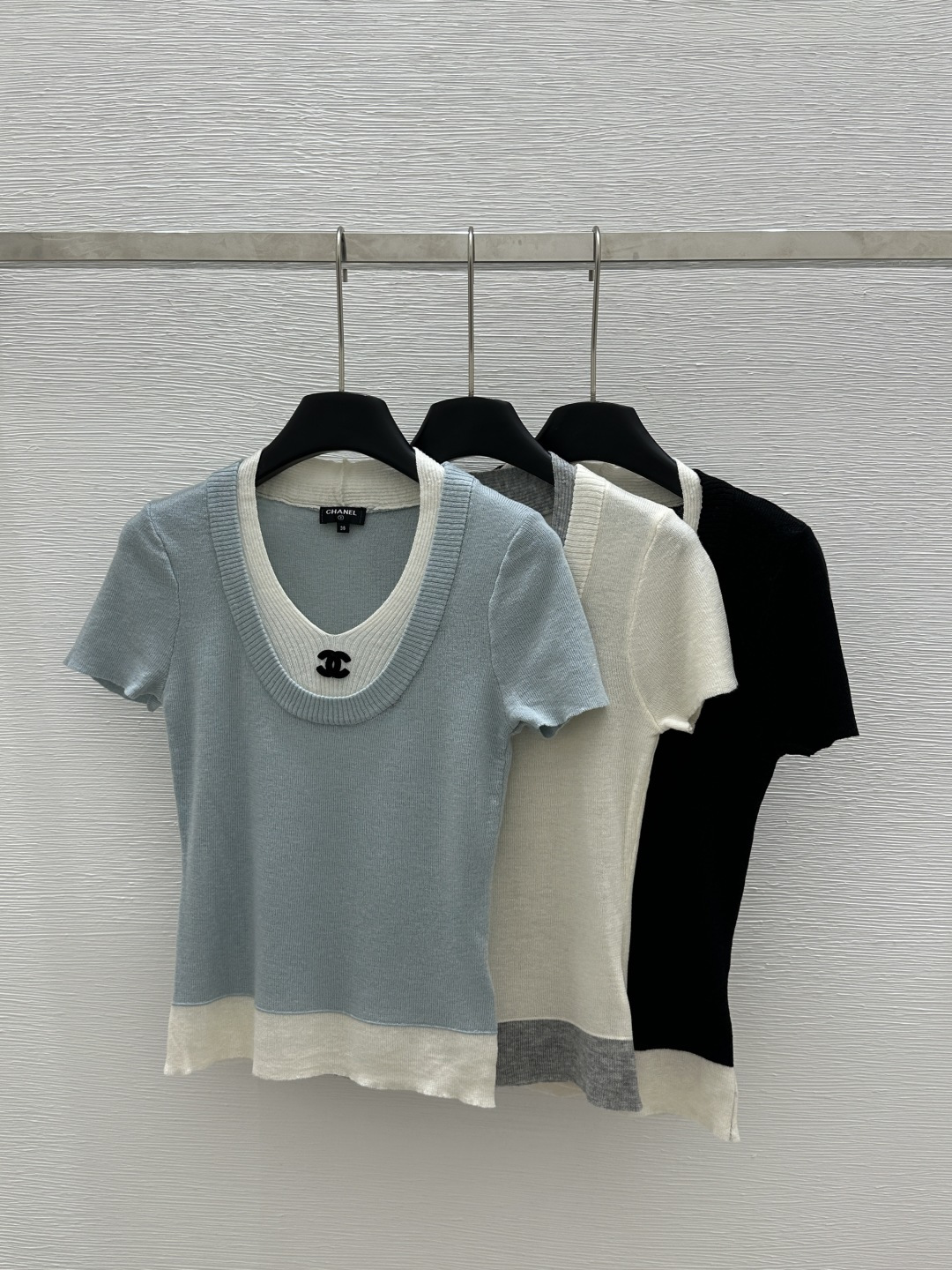 NO:321574,CH Home Early Spring New Style Contrast V-neck Knitted Short Sleeve Color Blue White Black Size 36.38.40, T-shirt,alexander wang19860909CH家  早春新款 撞色V领针织短袖 颜色蓝色 白色 黑色 尺码36.38.40,,T-shirt,alexander wang,Women's clothing