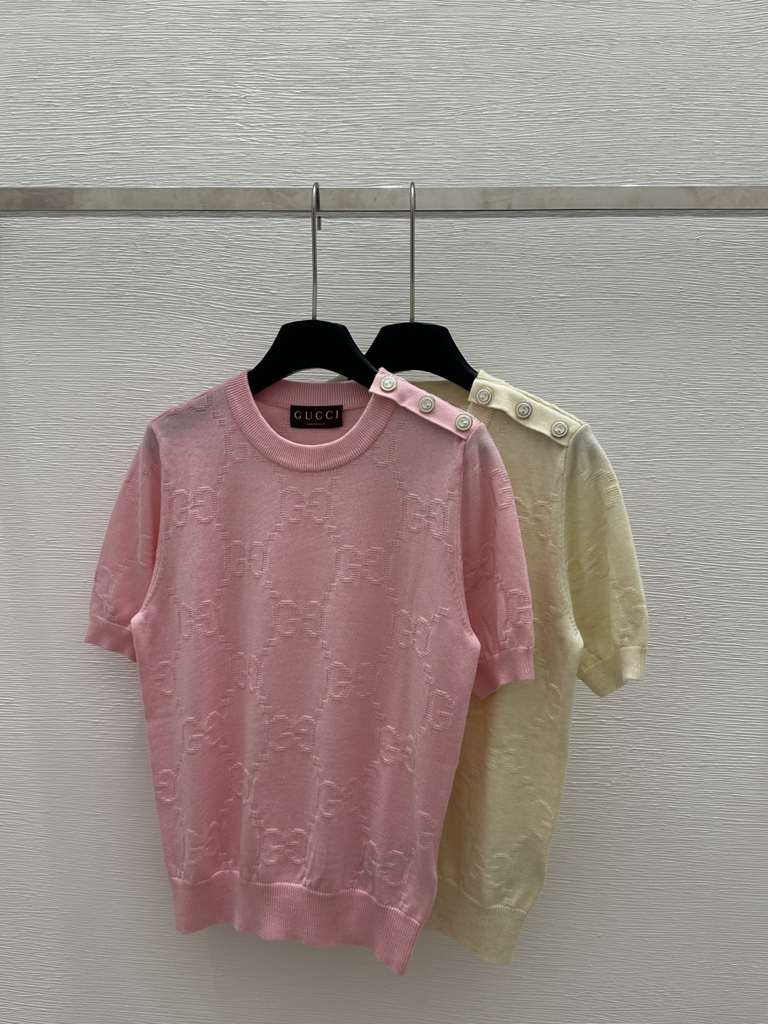 NO:321578,G Home Early Spring New Style Solid Color Round Neck Shoulder Band Button Knitted Short Sleeve 1 Color Pink Light Yellow Size 36.38.40, gucci, T-shirt, alexander wang19860909G家  早春新款 纯色圆领肩边纽扣针织短袖 1 颜色粉色 淡黄色 尺码36.38.40,,gucci,T-shirt,alexander wang,Women's clothing