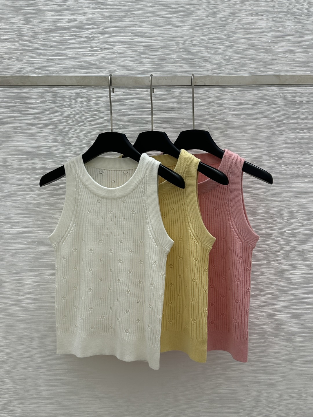 NO:321621,CH Home Early Spring New Style Solid Color Round Neck Hollow Knitted Vest Color White Yellow Pink Size 36.38.40,,alexander wang19860909CH家  早春新款 纯色圆领镂空针织背心 颜色白色 黄色 粉色 尺码36.38.40,,alexander wang,Women's clothing