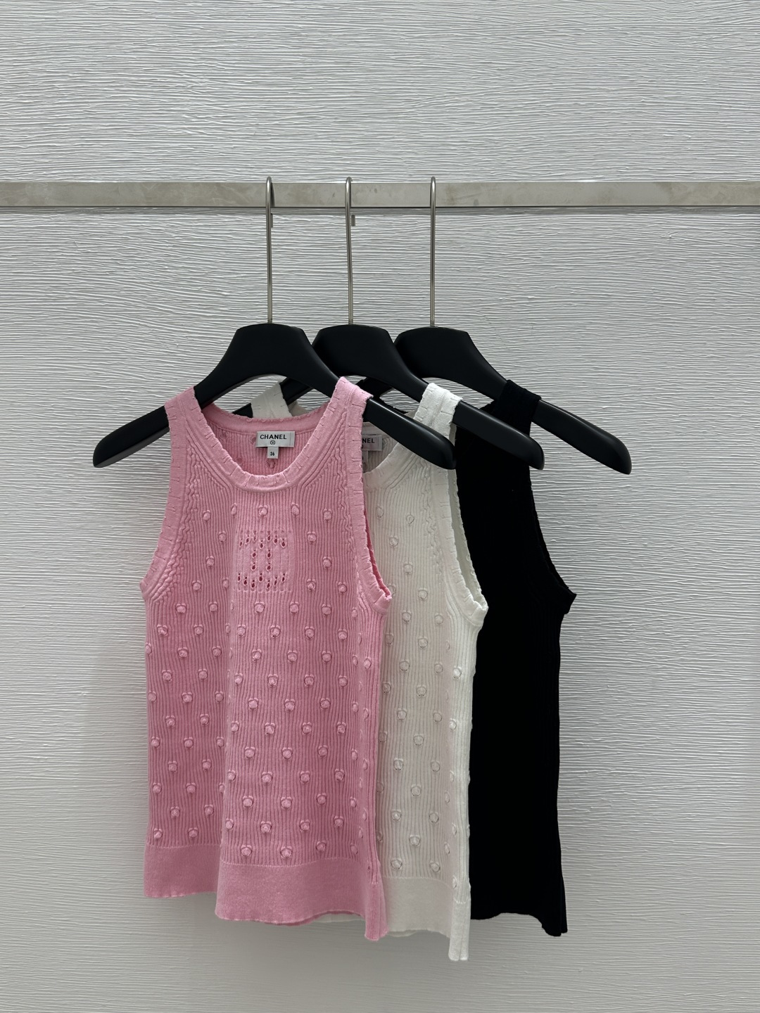 NO:321635,CH Home Early Spring New Style Solid Color Round Neck Hollow Knitted Vest 1 Color Pink White Black Size 36.38.40,,alexander wang19860909CH家  早春新款 纯色圆领镂空针织背心 1 颜色粉色 白色 黑色 尺码36.38.40,,alexander wang,Women's clothing