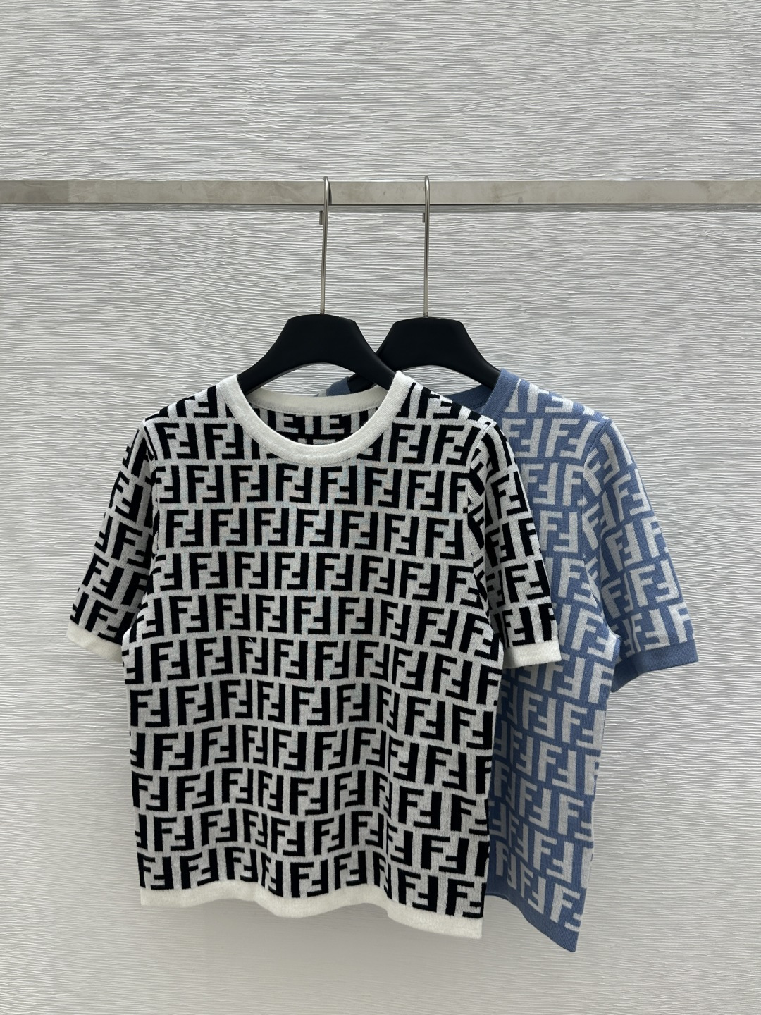 NO:321626,F Home Early Spring New Style Round Neck Contrast Letter Knitted Short Sleeve Color White Blue Size 36.38.40, Fendi, T-shirt, alexander wang19860909F家  早春新款 圆领撞色字母针织短袖 颜色白色 蓝色 尺码36.38.40,,fendi,T-shirt,alexander wang,Women's clothing