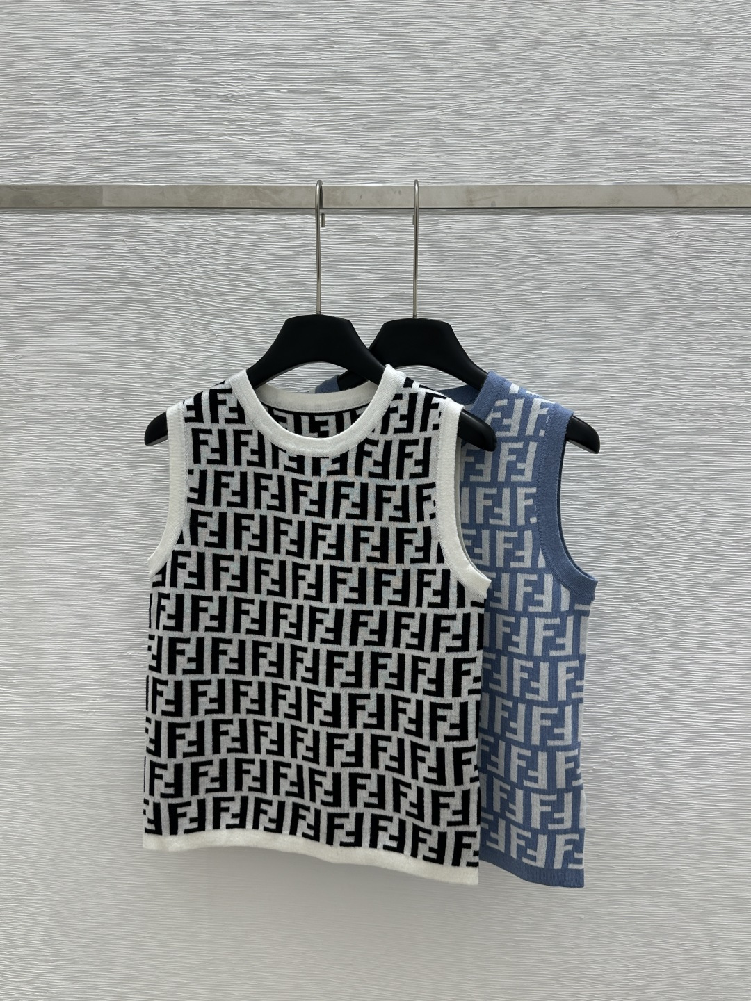 NO:321648,F home early spring new round neck contrasting presbyterian knitted vest color white blue size 36.38.40, fendi, alexander wang19860909F家  早春新款 圆领撞色老花针织背心 颜色白色 蓝色 尺码36.38.40,,fendi,alexander wang,Women's clothing