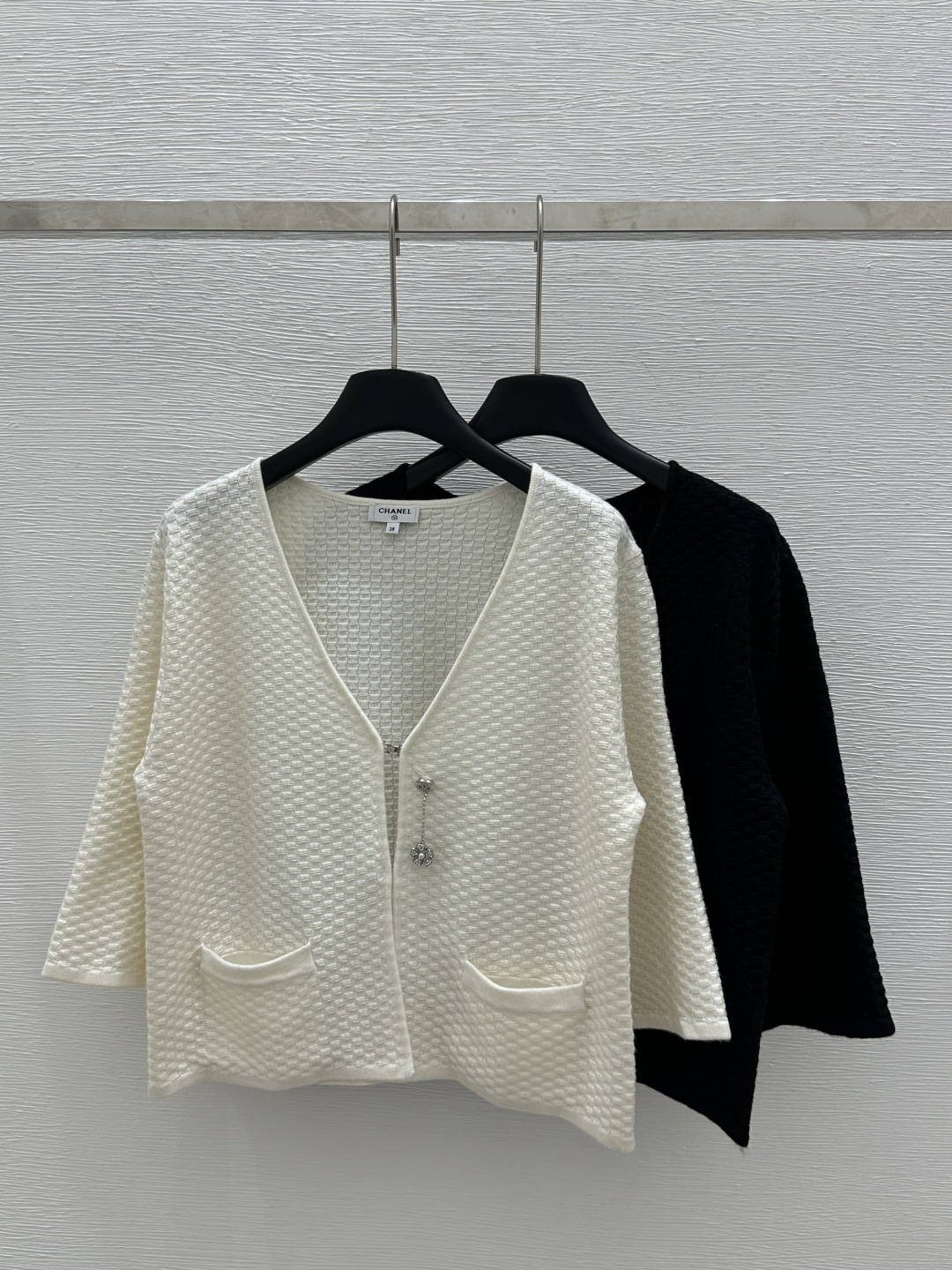 NO:321640,CH Home Early Spring New V-neck Pendant Cardigan Knitted Long Color White Black Size 36.38.40, Alexander Wang19860909CH家  早春新款 V领吊坠开衫针织长 颜色白色 黑色 尺码36.38.40,,alexander wang,Women's clothing