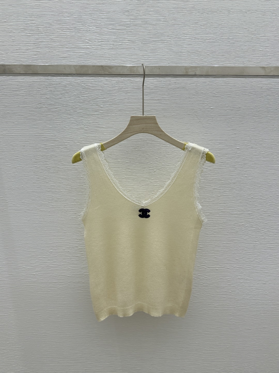 NO:322716,CH Home Early Spring New Style Solid Color Lace V-neck Knitted Vest Color White Blue Gray Black Size 36.38.40,,alexander wang19860909CH家  早春新款 纯色花边V领针织背心 颜色白色 蓝色 灰色 黑色 尺码36.38.40,,alexander wang,Women's clothing