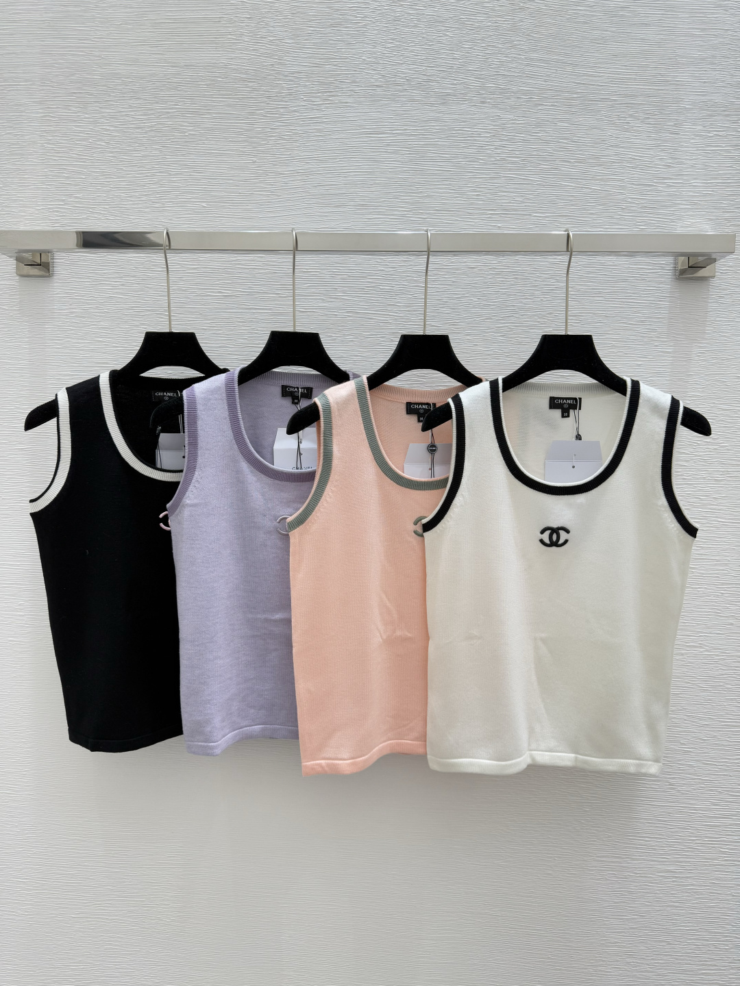 NO:329166,CH Home Early Spring New Style Round-neck Color Block Embroidery Logo Knitted Vest Color White Pink Purple Black Size 36.38.40,,alexander wang19860909CH家  早春新款 圆领拼色刺绣logo针织背心 颜色白色 粉色 紫色 黑色 尺码36.38.40,,alexander wang,Women's clothing