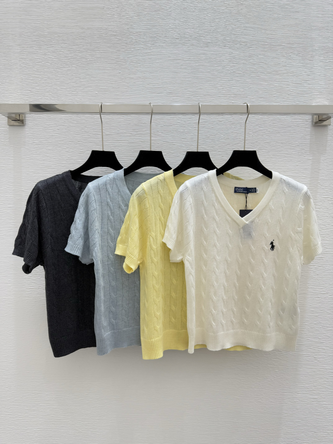 NO:329165,PO Home Early Spring New V-neck Twist Knitted Short Sleeve Color White Yellow Blue Black Size 36.38.40, T-shirt,alexander wang19860909PO家  早春新款 V领麻花结针织短袖 颜色白色 黄色 蓝色 黑色 尺码36.38.40,,T-shirt,alexander wang,Women's clothing