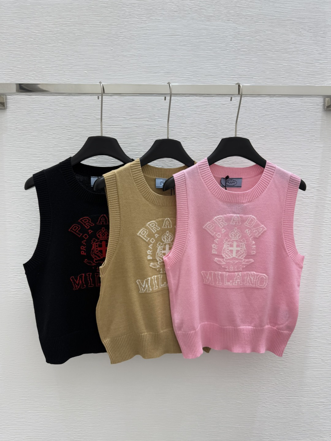 NO:329168,P home, early spring new style, round neck contrast pattern knitted vest, color pink, khaki, black, size 36.38.40,,alexander wang19860909P家  早春新款 圆领撞色图案针织背心 颜色粉色 卡其色 黑色 尺码36.38.40,,alexander wang,Women's clothing