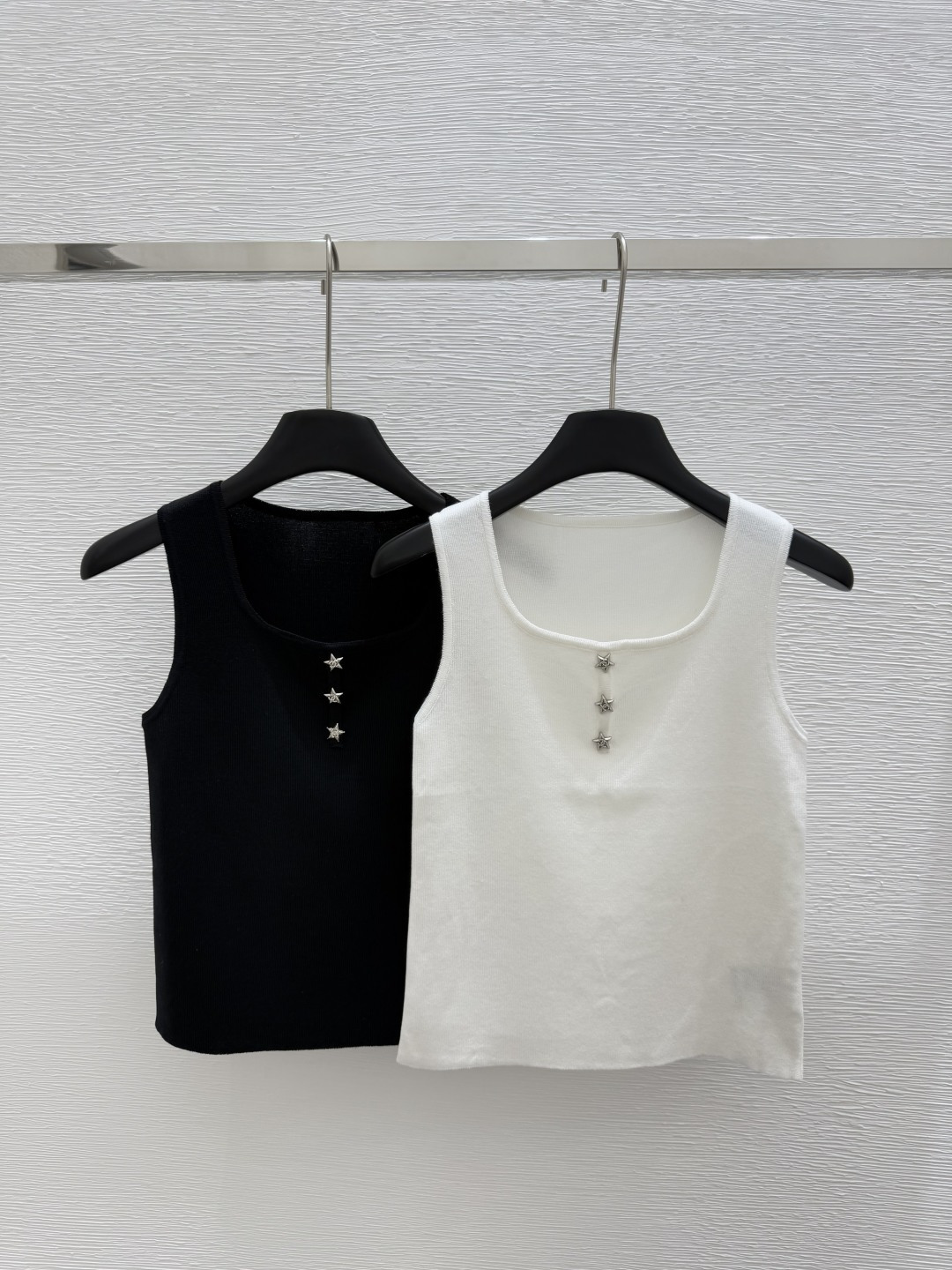 NO:329171,CH Home Early Spring New Style Square Collar Star Logo Button Knitted Vest Color White Black Size 36.38.40, Alexander Wang19860909CH家  早春新款 方领星星logo扣子针织背心 颜色白色 黑色 尺码36.38.40,,alexander wang,Women's clothing