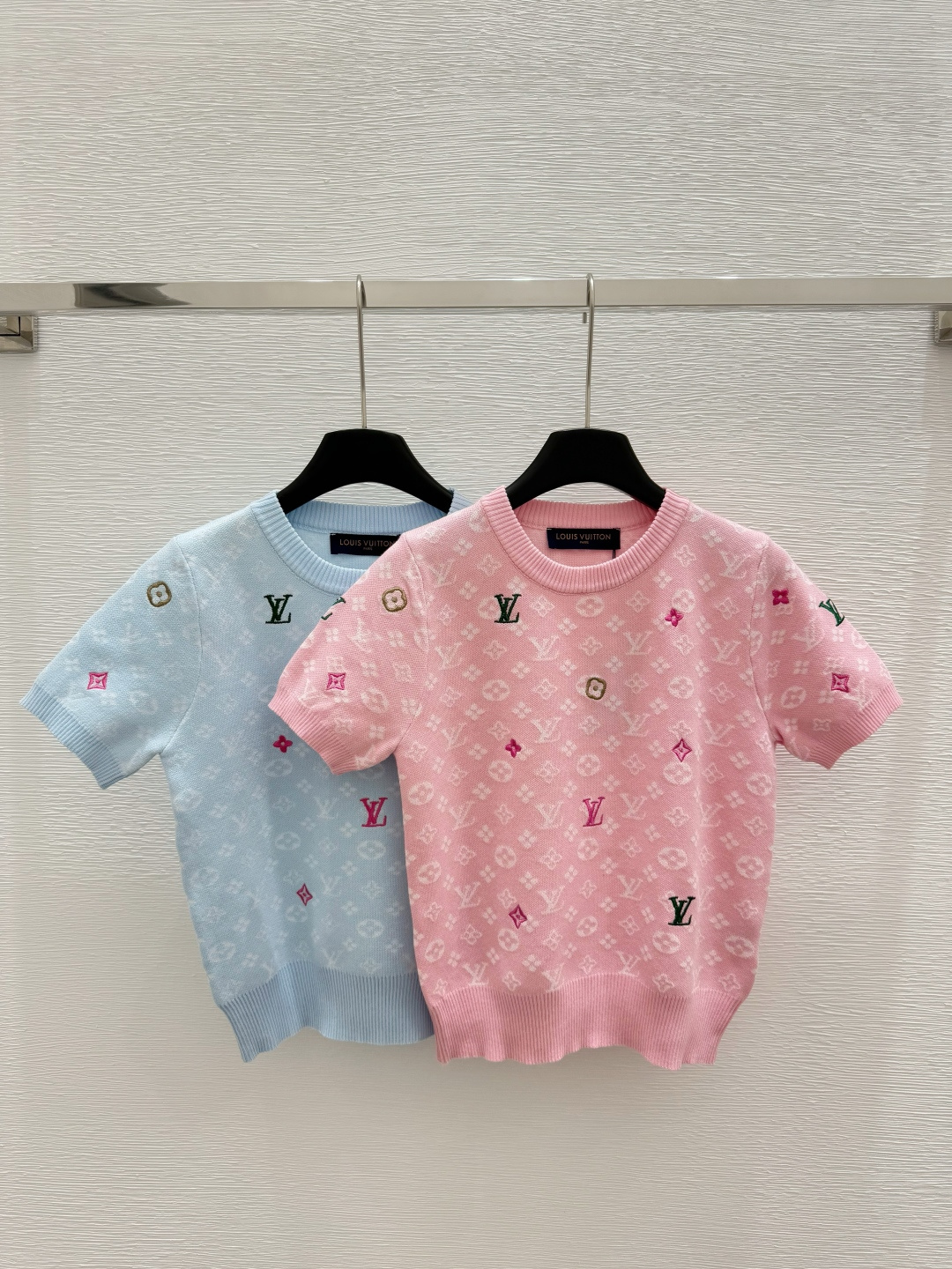 NO:329185,L Home Early Spring New Style Round Collar Color Logo Presbyterian Knitted Short Sleeve Color Pink Blue Size 36.38.40, louis vuitton, T-shirt, alexander wang19860909L家  早春新款 圆领彩色logo老花针织短袖 颜色粉色 蓝色 尺码36.38.40,,louis vuitton,T-shirt,alexander wang,Women's clothing